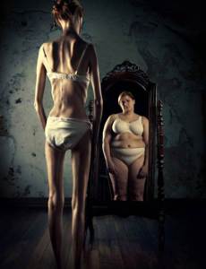 mujer-anorexica-frente-al-espejo